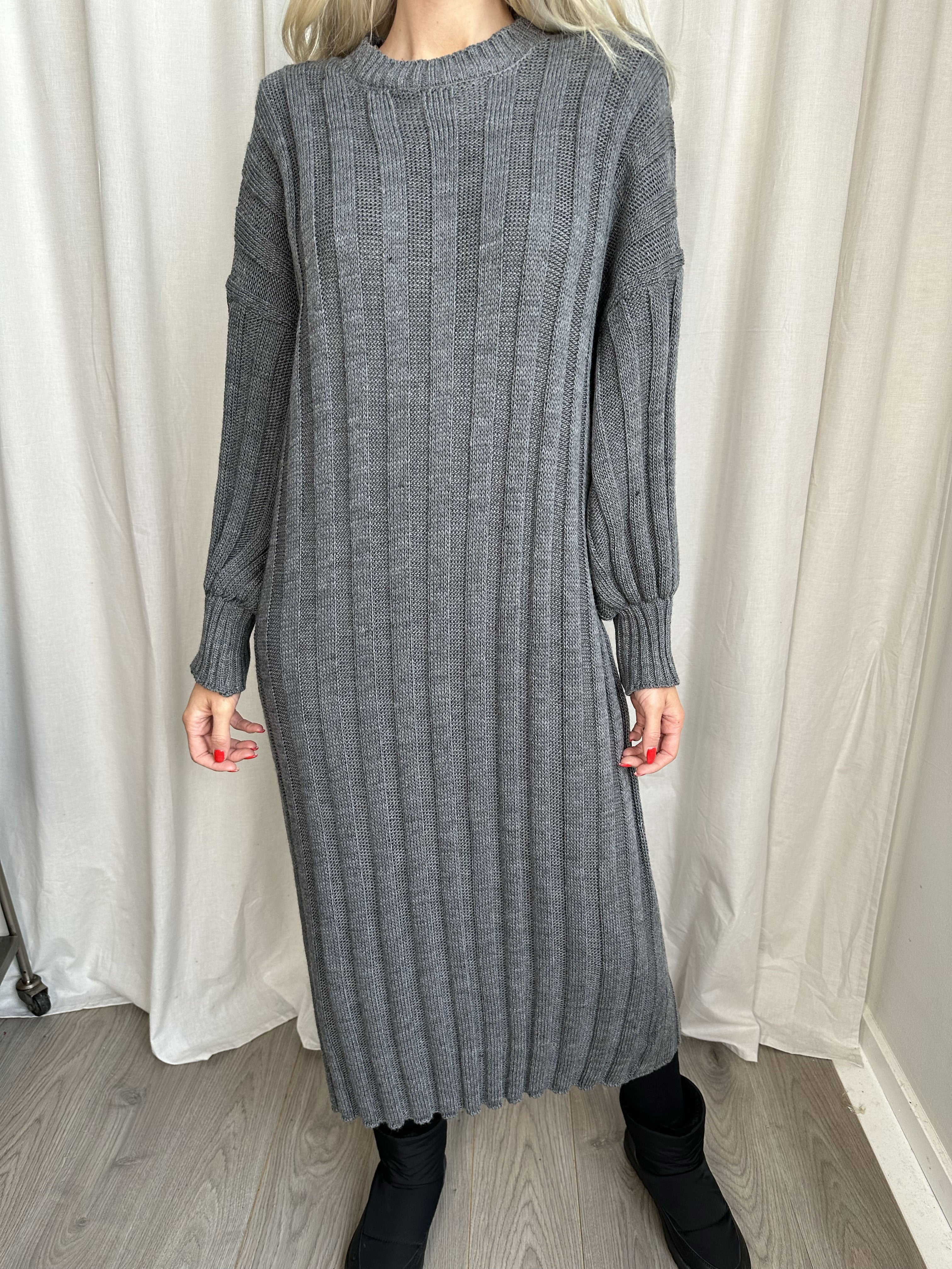 Ava - Lång stickad klänning med ballongärmar